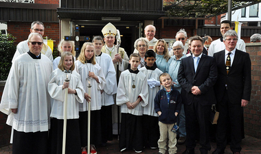 Gruppenbild vor der Kirche