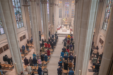 Offizialat Vechta / Johannes Hörnemann Blick in die gefüllte St.-Peter-Kirche