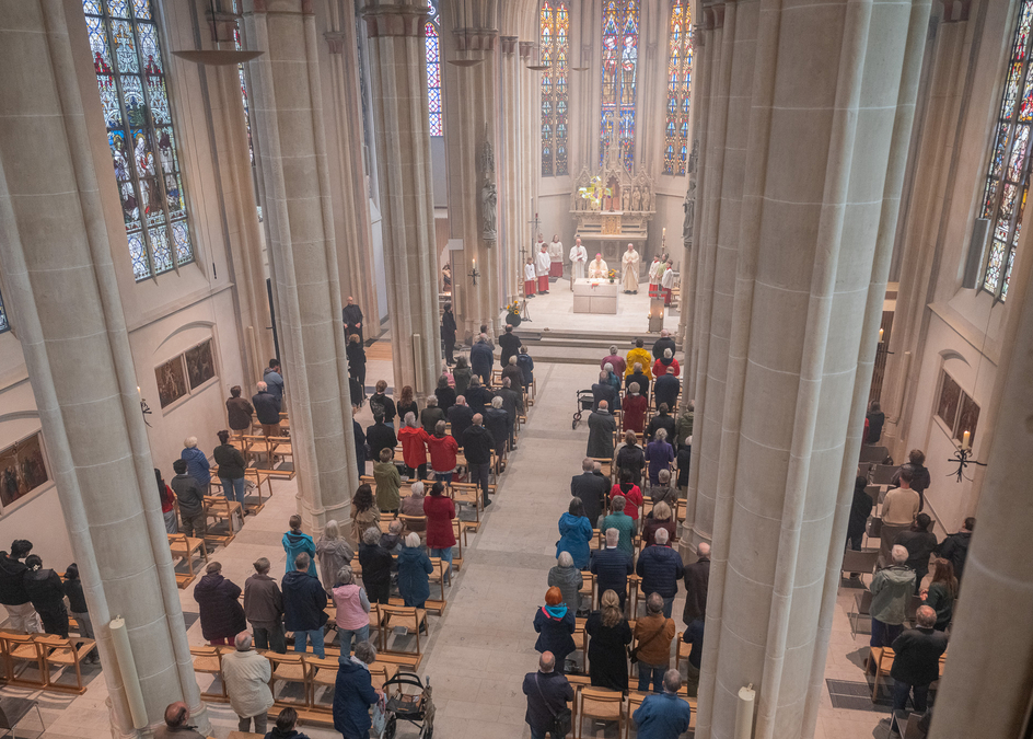 Blick in die gefüllte St.-Peter-Kirche