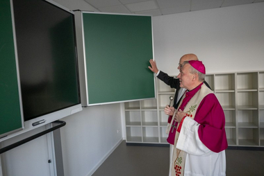 Offizialat Vechta / Johannes Hörnemann Weihbischof Theising und Schulleiter Drees tauschen sich über die Tafeln aus