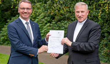 Übergabe der Ernennungsurkunde 