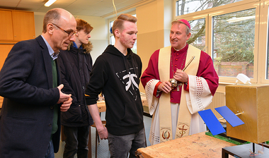 Weihbischof spricht mit Schüler