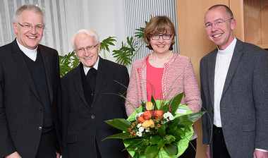 Elke Niemann und Gratulanten