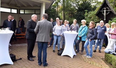 Empfang im Garten des Offizials