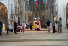 Foto von Diözesanadministrator Dr. Hamers und den neuen Pastoralreferentinnen und -referenten