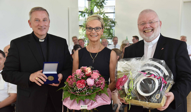 Weihbischof und Rat Winter danken Frau Hintze