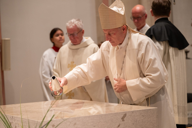 Offizialat Vechta / Johannes Hörnemann Foto vom Weihbischof während er den Altar mit Chrisam-Öl salbt