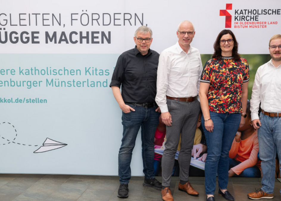 Gruppenfoto vor Messewand 