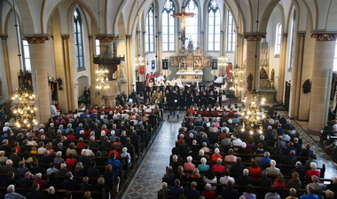 Blick in die vollbesetzte Kirche
