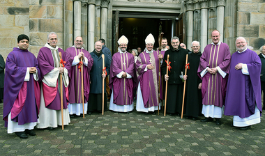 Gruppenbild vor der Kirche