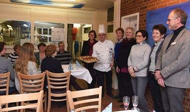 Küchenchef Frank Schmidt präsentiert seinen Gästen das Essen