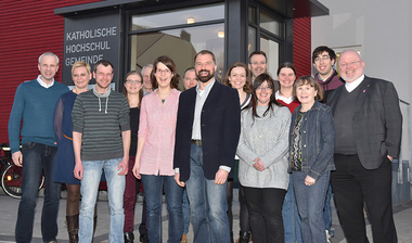 Abschiedsfoto vor neugestalteter KHG