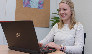 Lisa Kathmann am Laptop
