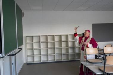 Offizialat Vechta / Johannes Hörnemann Weihbischof Theising segnet alle Räume des Julia-Hauses mit Weihwasser