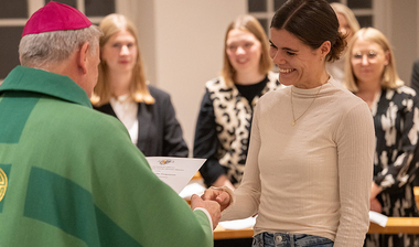 Foto: Offizialat Vechta / Johannes Hörnemann Foto von der Übergabe an eine Lehrerin