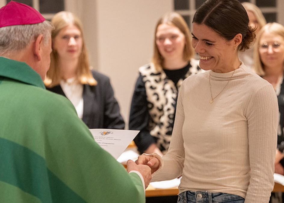 Foto von der Übergabe an eine Lehrerin