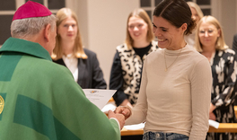Foto: Offizialat Vechta / Johannes Hörnemann Foto von der Übergabe an eine Lehrerin