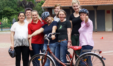 Teilnehmer und Helfer des Radfahrtrainings 