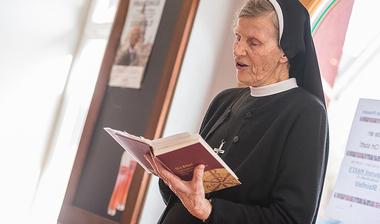 Sr. Hildeburg mit einer Bibel in der Hand