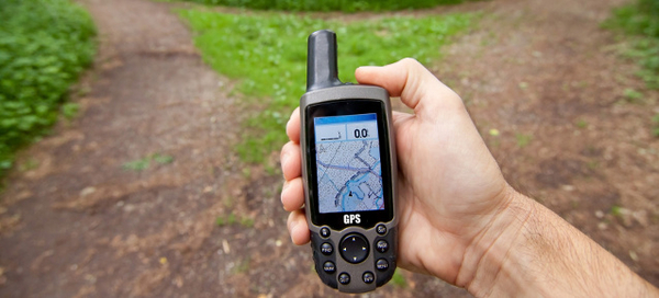 © Fotolia/Markus Bormann GPS Gerät in einer Hand