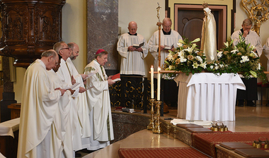 Beten vor der Madonna