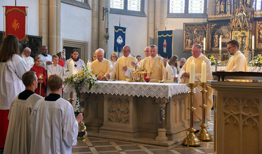 Geistliche am Altar