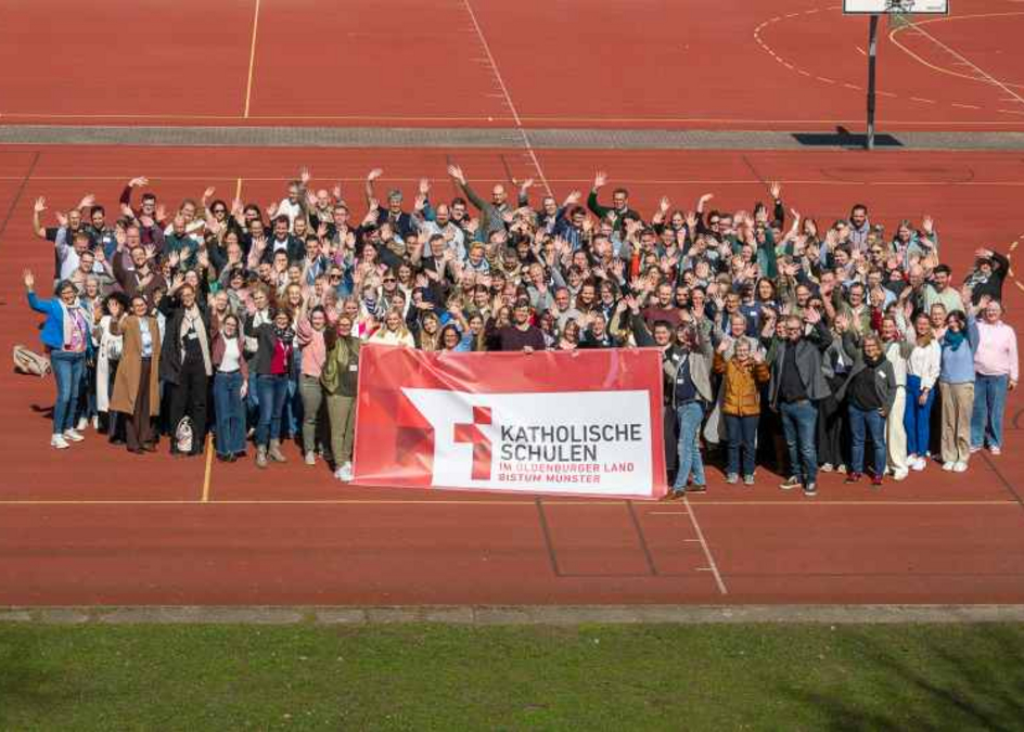 Foto von 200 Lehrerinnen und Lehrer aus den Kollegien der vier katholischen Oberschulen in Cloppenburg, Oldenburg, Vechta und Wilhelmshaven