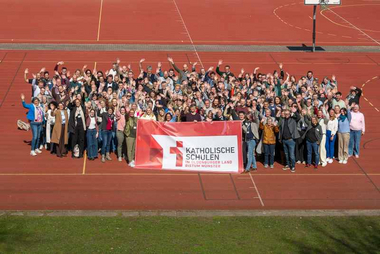 Foto von 200 Lehrerinnen und Lehrer aus den Kollegien der vier katholischen Oberschulen in Cloppenburg, Oldenburg, Vechta und Wilhelmshaven