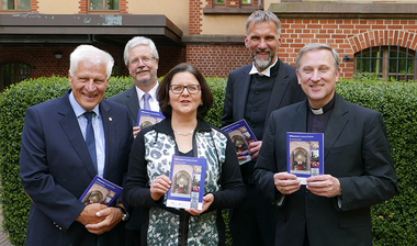Gruppenfoto mit Broschüren