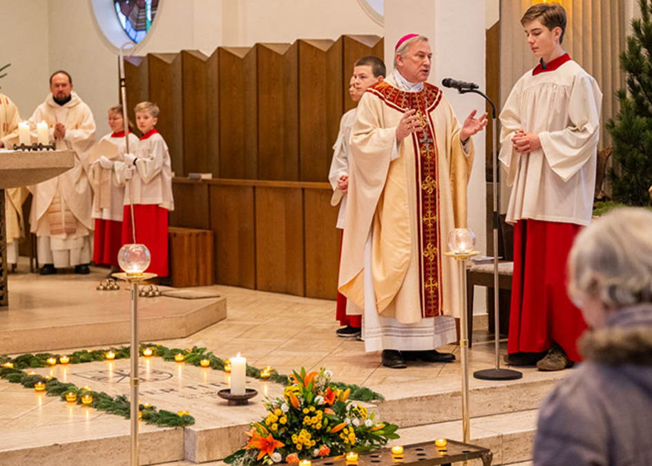 Weihbischof predigt in einer Kirche. 