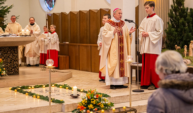 © Offizialat Weihbischof predigt in einer Kirche.
