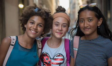 v.l. Samira Heyester, Anna Coste und Malisa Gurung sind drei von 13 Messdienern aus Stuhr, die an der internationalen Messdienerwallfahrt teilnehmen. 