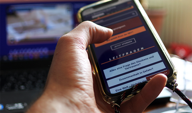 Hand an einem Smartphone