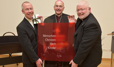 © Offizialat/Heuer Überreichung des Fensterbildes an Kossen