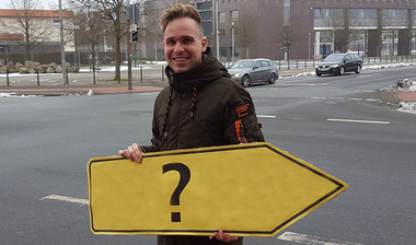 Benedikt Feldhaus mit Schild