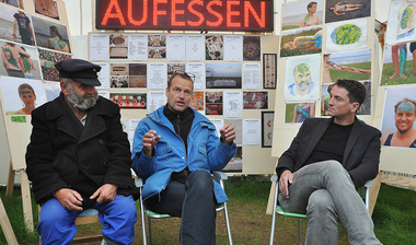 Gespräch im Ausstellungszelt