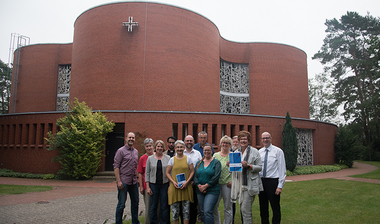Gruppenbild vor Kirche