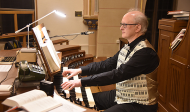 Heinrich Deboi an der Orgel