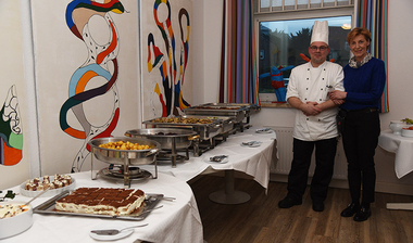 Küchenchef Frank Schmidt mit dem Essen 