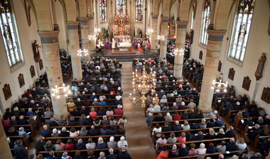 Blick in die vollbesetzte Kirche