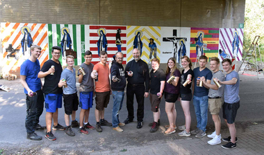 Gruppenbild vor Graffiti-Werk