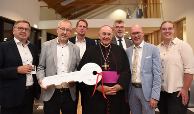 Gruppenbild mit Schlüsselübergabe
