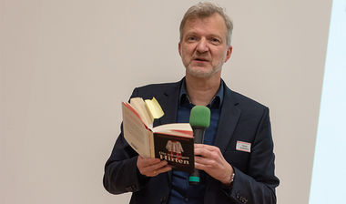 Großbölting hält ein Buch in der Hand