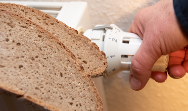 Symbolfoto: Brot und Heizungsthermostat