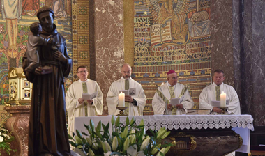 © Offizialat/Heuer Geistliche am Altar