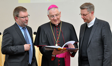 © Offizialat/Heuer Blick in die Festschrift