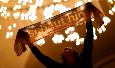 ÖKT-Schal vor schimmerndem Licht 
