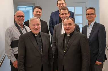 Pflegen den Kontakt: vorne v. r. Uladsimir Huljaj, Bischof der Diözese Grodno, Weihbischof Wilfried Theising, 2. Reihe v. rechts: Dr. Gerhard Tepe (Vorstand LCV-Oldenburg), Manuel Hörmeyer (Geschäftsführer Malteser Hilfsdienst), Michael Daemen (Referatsleiter Auslandsdienst Malteser Hilfsdienst), hinten v. r. Dolmetscher Wladyslaw Malyszko und Vitaly Dobralovich, Finanzdirektor im Bistum und Leiter der Caritas in der Diözese Grodno. 