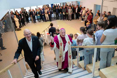 Offizialat Vechta / Johannes Hörnemann Weihbischof Theising segnet das Julia-Haus