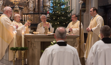 Priester am Altar